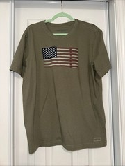 Life Is Good Mens M Green Crusher T-Shirt Patriotic USA Flag Fishing Pole NWOT L