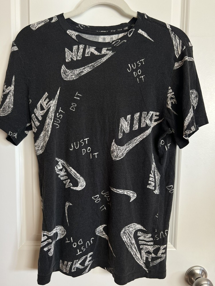 The Nike Tee Just Do It Swoosh Black White All Over T-Shirt Short Sleeve Size SM