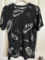 The Nike Tee Just Do It Swoosh Black White All Over T-Shirt Short Sleeve Size SM
