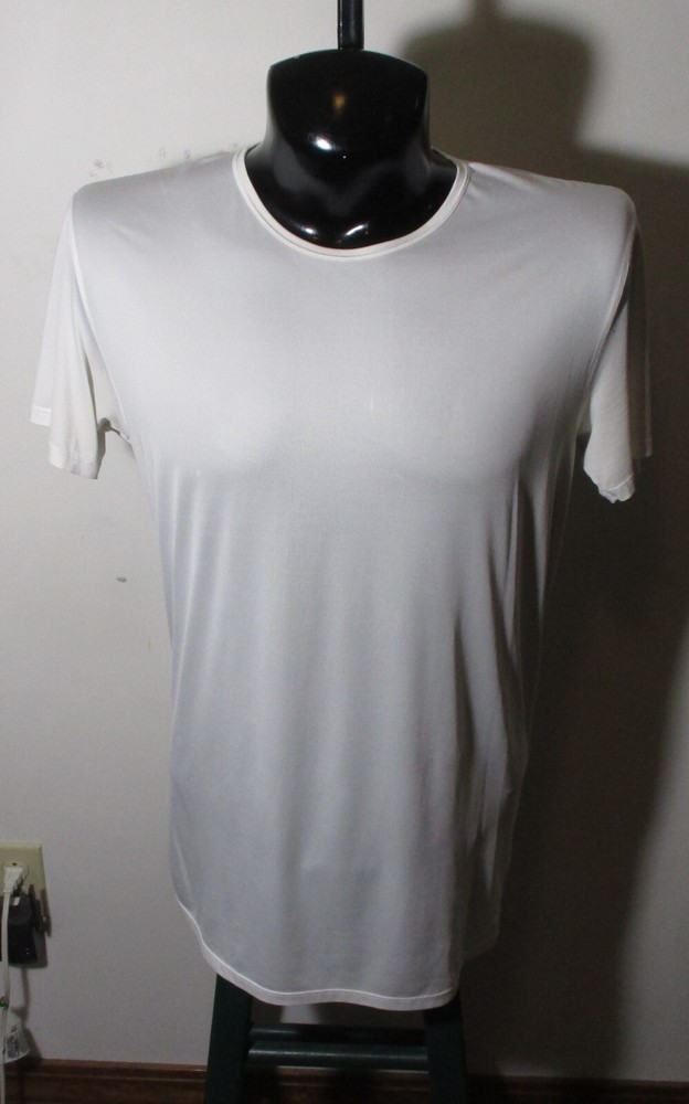 UNI QLO White Thin Short Sleeve Compression T-Shirt Size L NWOT