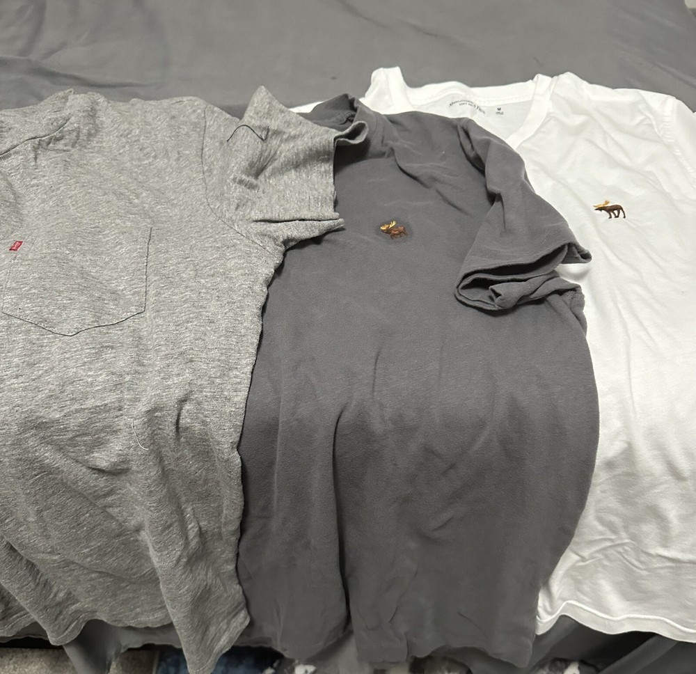 Amber combine And Levi’s men t shirts medium – 3 Pieces