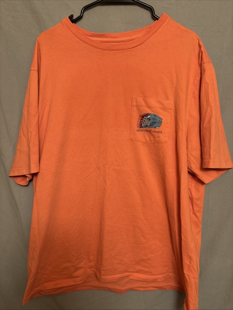 Vineyard Vines Men’s XXL Coral Helmet Design.