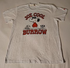 HOMAGE Cincinnati Bengals Joe Cool Burrow Snoopy Peanuts Graphic Tee Men’s (L)