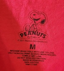 Peanuts T-Shirt Adult Medium Red Christmas Scene Winter Holiday Snoopy