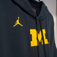 Michigan Wolverines Team Issued Sleeveless Training Hoodie – Men’s Medium