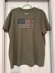 Life Is Good Mens M Green Crusher T-Shirt Patriotic USA Flag Fishing Pole NWOT L