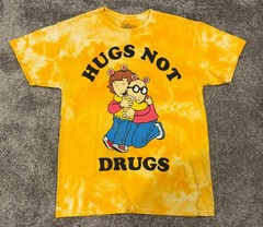 Vintage Y2K Arthur And Buster Bunny Hugs Not Drugs 2001 Marc Brown T-Shirt M