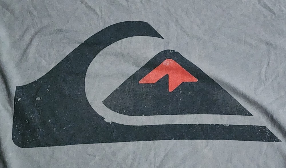 Quiksilver T-Shirt Men’s Sz XL Modern Fit Mountain and Wave Classic Surfing Tee