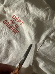 Gallery Dept. “Dept de la Galerie”Cream Tee XL