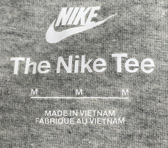 The Nike Tee Graphic T-Shirt Men’s Medium Gray Logo Swoosh Crew Neck AR5006-063