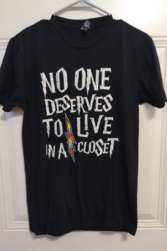 No One Deserves To Live In A Closet Harry Potter Shirt Small Preowned LGBTQ BG3