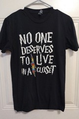 No One Deserves To Live In A Closet Harry Potter Shirt Small Preowned LGBTQ BG3