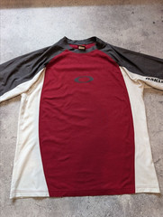 vintage Oakley t-shirt with center logo size XL