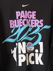 Nike Paige Bueckers 2025 WNBA #1 Draft Pick Men’s L Loose Fit Shirt IQ7571-010
