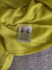 Under Armour Mens Shirt Small Yellow Semi Fitted Heat Gear Solid Logo Pullover