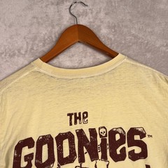 Goonies Mens Graphic Tee Shirt Medium Yellow Skull 90s Skater Grunge Distressed