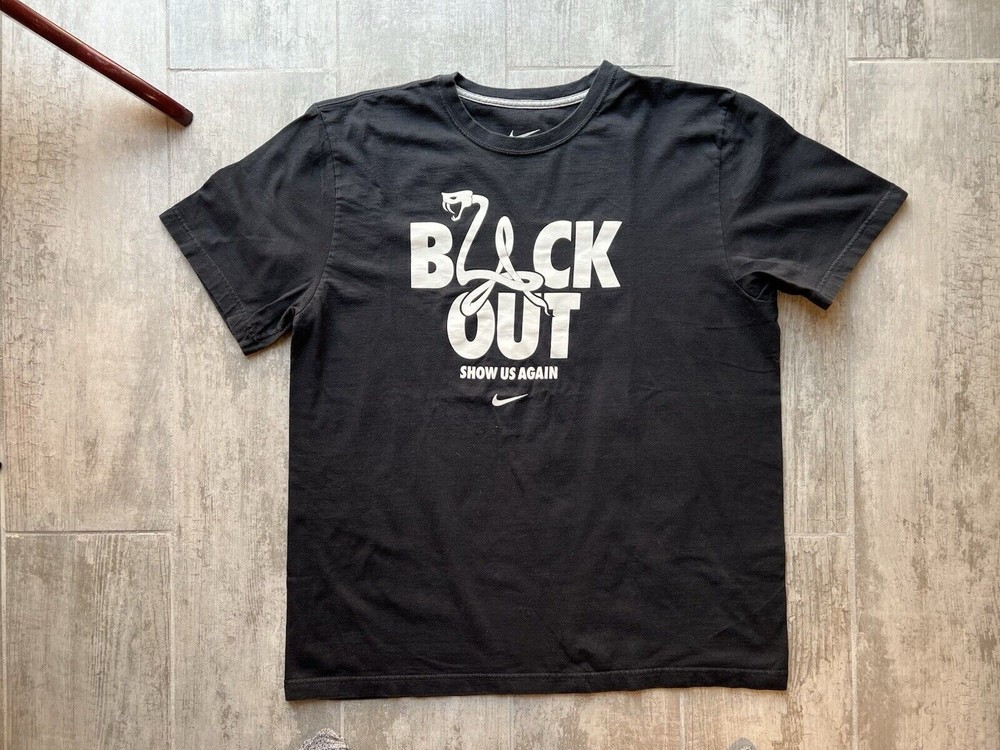 NIKE x KOBE BRYANT (2013) Limited Black Out LA Show Us Again Mamba T-Shirt XL .