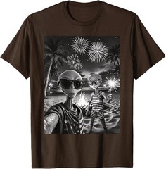 Patriotic Alien Selfie USA Fireworks 4th of July Funny Alien T-Shirt