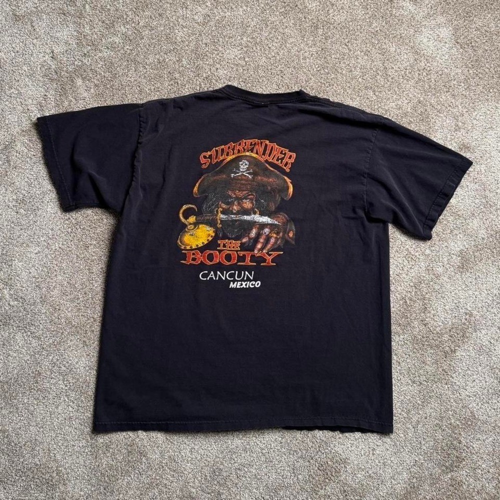 BLACK YAZBEK “SURRENDER THE BOOTY” GRAPHIC TEE