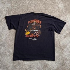 BLACK YAZBEK “SURRENDER THE BOOTY” GRAPHIC TEE