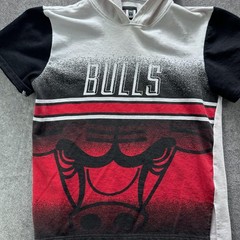 NBA Shirt Mens L Red Chicago Bulls Graphic Hooded V-Neck Cotton Tee Short Sleeve