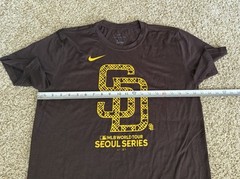 The Nike Tee Men’s Short Sleeve T-Shirt MLB WORLD TOUR Size L