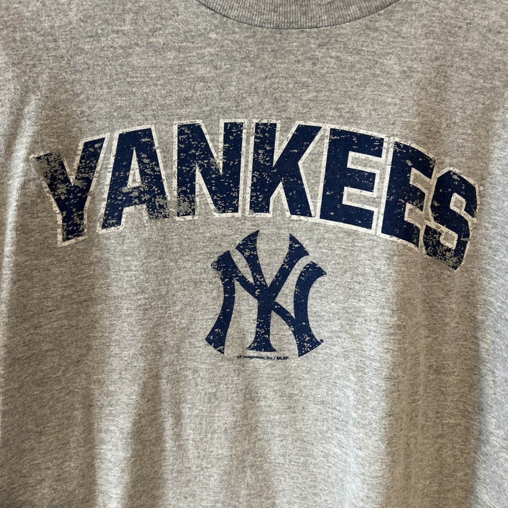 New York Yankees distressed logo t shirt- large
