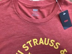New Mens Levi’s Strauss Standard Fit Graphic T-Shirt DUSTY RED Size Large
