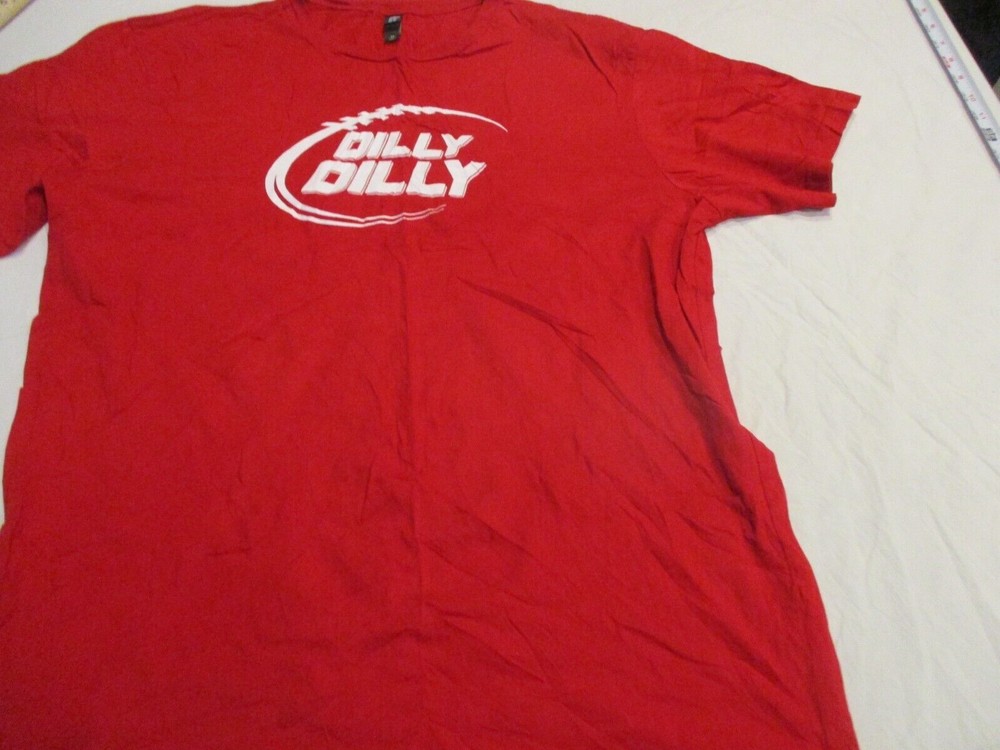 district made “dilly dilly,” red short sleeve t-shirt sz xl
