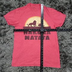 Disney Lion King Hakuna Matata Shirt Mens Medium Red Simba Pumbaa Timon Logo Tee