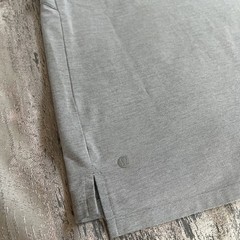 Lululemon Men’s Chest Pocket Relaxed Fit Tee Oxford – Grey – Medium