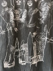 KISS men’s T-shirt with band members Autographs Size S/M on KISS label