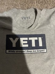 YETI Men’s Gray Cotton Knit Crew Neck Short Sleeve Logo Graphic Tee Size M