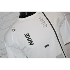 Nike T-Shirt Mens XL White Graphic Dri-Fit Polyester Spandex Performance Tee **