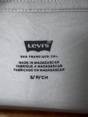 Levi’s Graphic Batwing Tee – White with Multicolor Wave Pattern – Size S