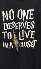 No One Deserves To Live In A Closet Harry Potter Shirt Small Preowned LGBTQ BG3