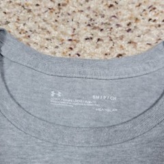 Under Armour Shirt Mens Small Gray Black Logo Heatgear Athletic Outdoors A7*