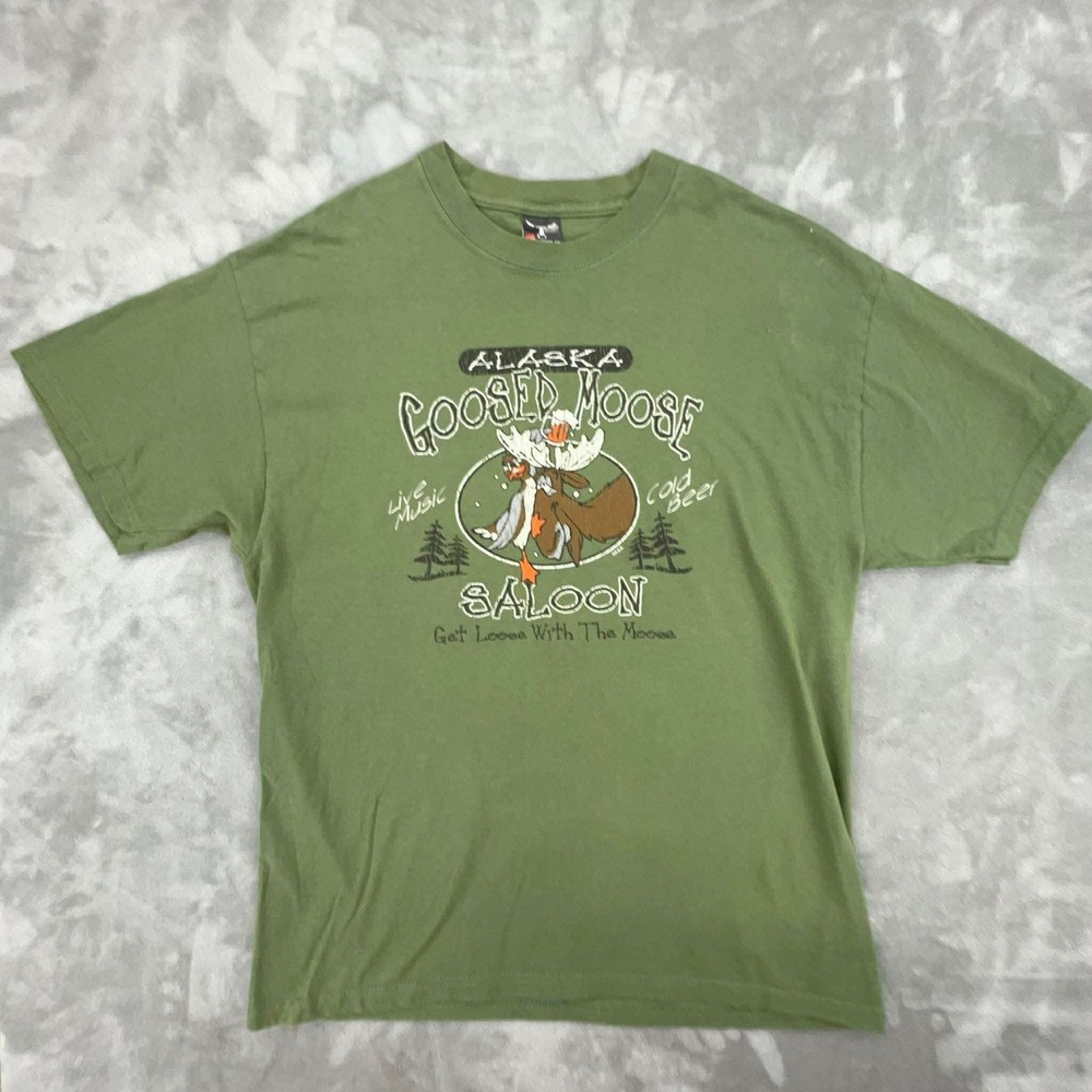 Hanes Beefy-T Alaska Goosed Moose Saloon Graphic T-Shirt Mens Large Olive Green