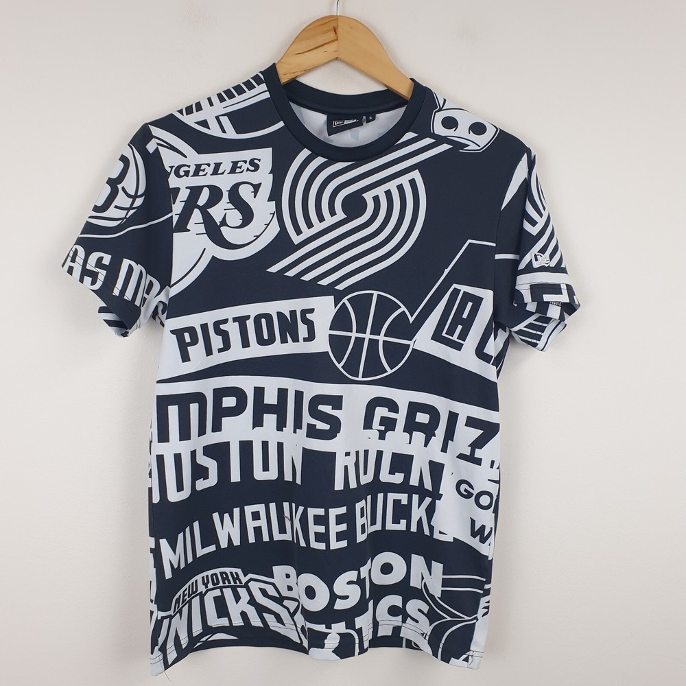 New Era NBA T Shirt Mens Small Black All Over Print Lakers Bulls Magic Nets