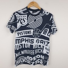New Era NBA T Shirt Mens Small Black All Over Print Lakers Bulls Magic Nets