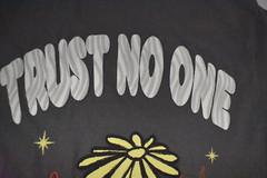 Trust The Universe Mens Trust No One Puff Print Shirt New Small
