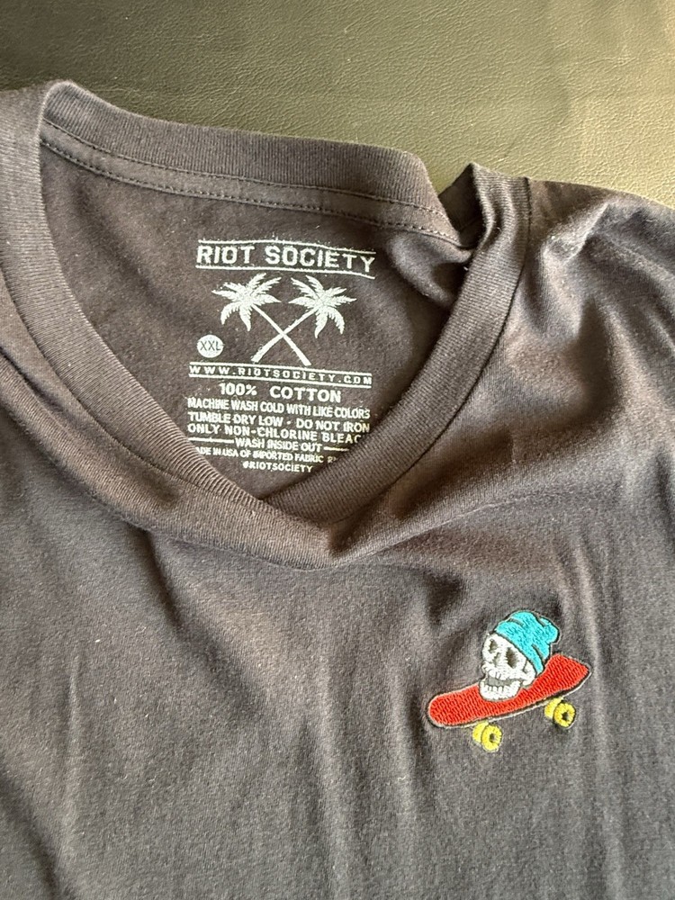 Riot Society Men’s Gray Skull Skateboard Graphic Tee Crew Neck 2XL