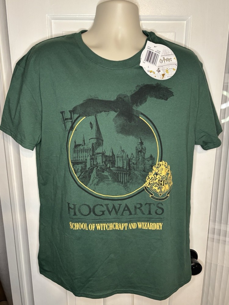 NEW WITH TAGS – HARRY POTTER HOGWARTS T-SHIRT – MENS LARGE