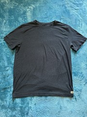 Vuori Dark Gray Knit Logo Crew Neck Men’s M Short Sleeve Solid T-Shirt V126