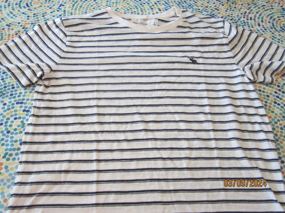 Abercrombie & Fitch T-Shirt – White With Stripes – Small – Soft Feel