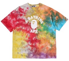 A BATHNIG APE Men’s TIE DYE COLLEGE RELAXED FIT TEE 1M30109004