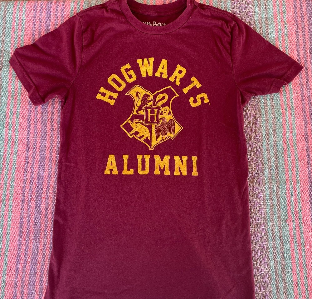 Harry Potter Hogwarts Alumni T Shirt Adult (SM) Maroon Warner Cotton/Poly Blend