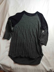 Carbon Raglan Shirt Mens Medium Gray Black Knit Longer Length Curved Hem Casual