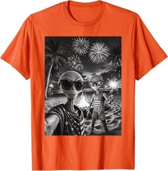 Patriotic Alien Selfie USA Fireworks 4th of July Funny Alien T-Shirt