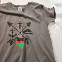 Gildan Ultra Cotton M Kenya Flag Cross Arrow Anchor Graphic T-Shirt Gray